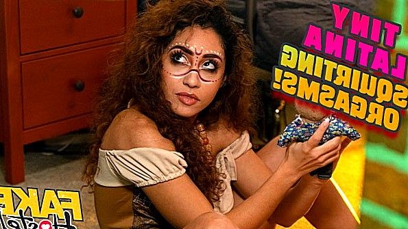 Девушка жёстко трахает себя в задницу