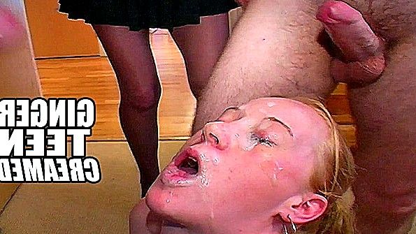 Жена делает минет чернокожему мужчине на коленях и собирает сперму