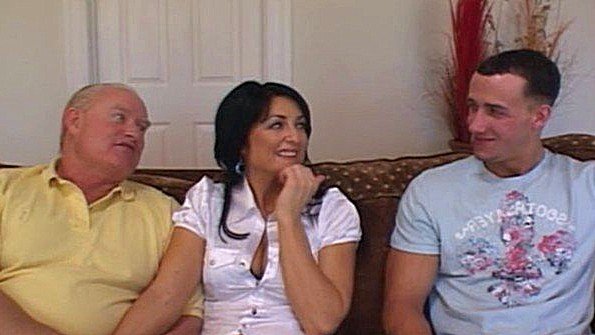 Русской красавице нужна помощь, чтобы найти ключи от номера