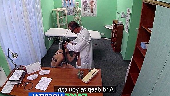 Жена на четвереньках соглашается на анальный секс