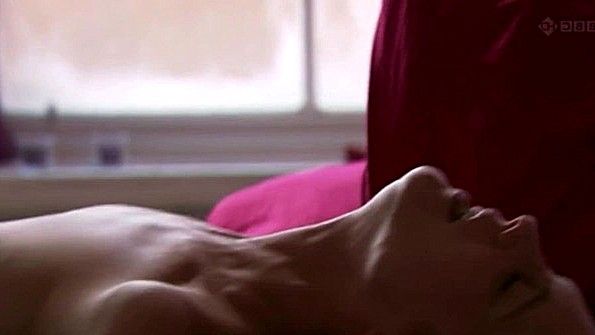 Женщина в машине вместо того, чтобы сесть за руль