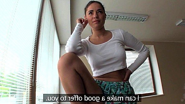 Горячие шлюхи делают минет члену