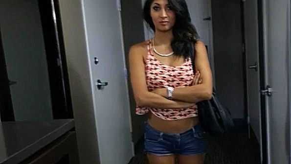 Женщину в бикини трахают в задницу на лодке