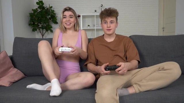 Она кончает от вибратора и желает спермы от пениса