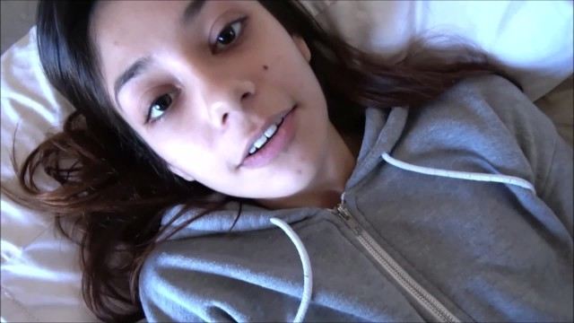 Сексуальная девушка с пышной грудью мастурбирует