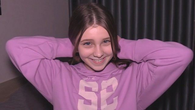 Дочь разделась перед отцом и начала заниматься сексом