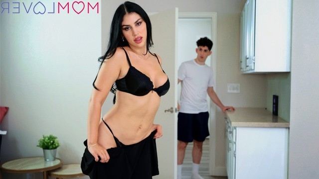 Грудастая кокетка ищет глубокую глотку