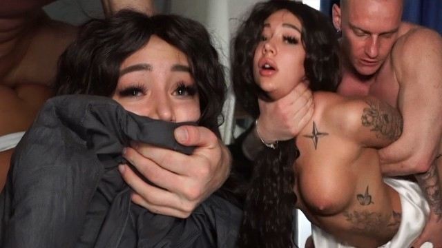 Пытаюсь выпроводить свою толстую сестру из комнаты