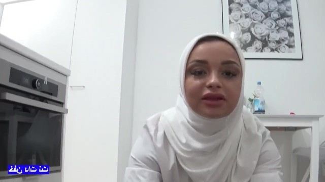 Он трахает свою девушку длинным членом