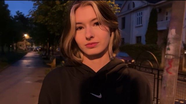 Полная женщина мастурбирует ногами и сосет член