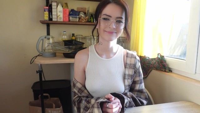 Красавица в чулках получает трах в позе «собачка» в свою узкую задницу