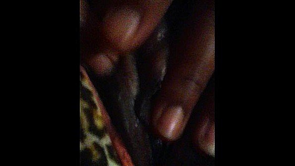 Я уговорил женщину показать свою вагину и жадно её трахнул