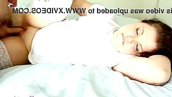 Девушка активно сосет длинный член