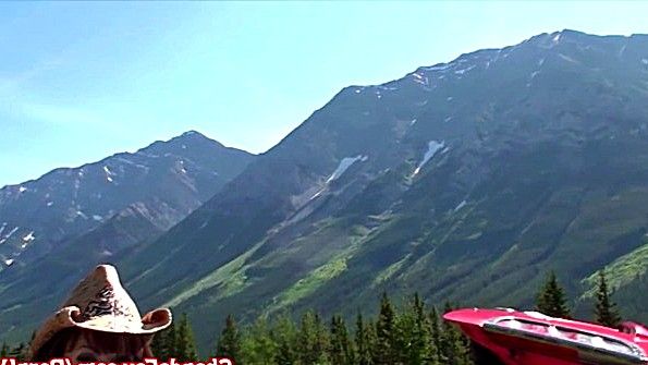 Две девушки пропускают предварительные этапы и начинают ласкать друг друга