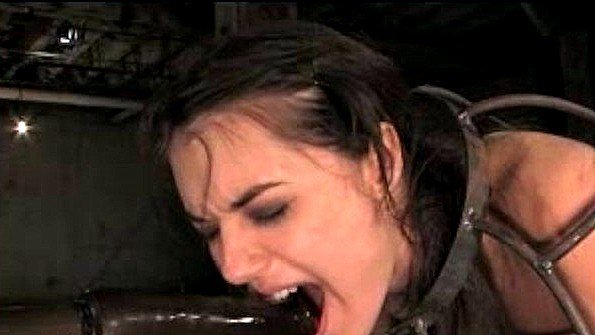 Развратные женщины в нижнем белье используют игрушки