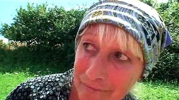 Возбужденная цыпочка писает от фингерфинга