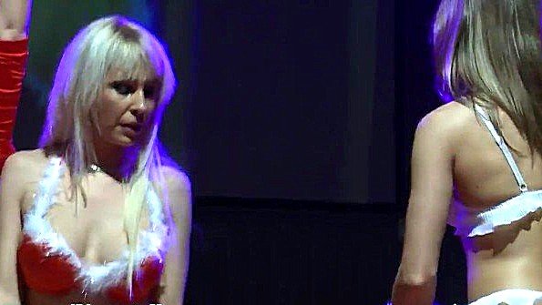 Похотливые госпожи играют со своим рабом