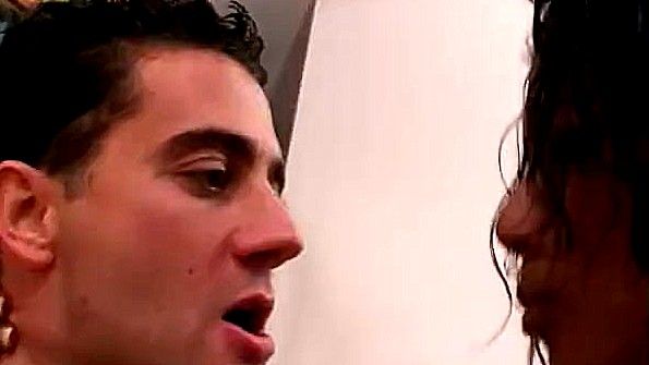 Девушка раздевается перед парнем и занимается сексом