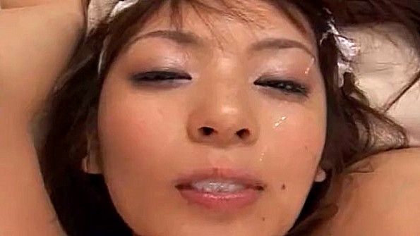 Девушка наслаждается сочным вагинальным сексом