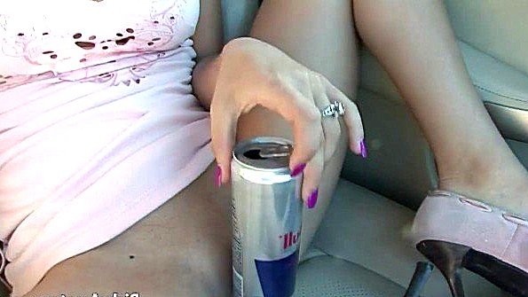 Молодую девушку избивает мужчина