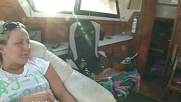 Чернокожая женщина раздевается и вступает в половую связь с мужчиной