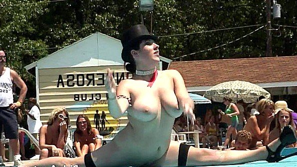 Сука сидела на шпагате на возбужденном члене