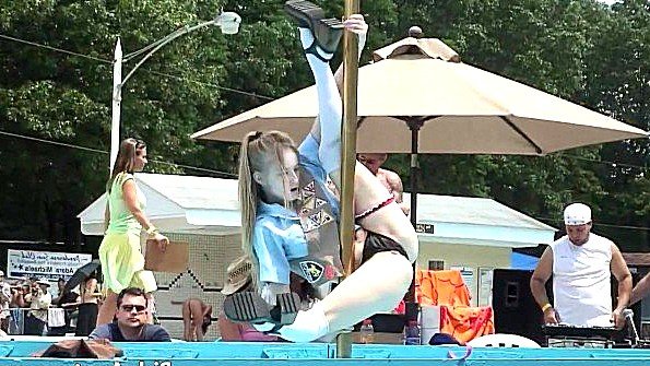 Пьяные цыпочки, использующие бутылки