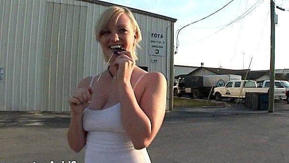 Темнокожая девушка поднимает платье за ​​деньги