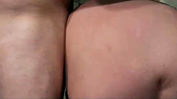 Девушку принуждают к оральному сексу и принятию позы «собачка»