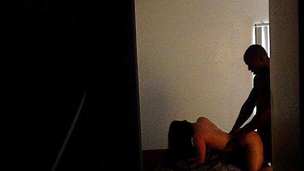 Брюнетка грубо занимается самоудовлетворением с помощью дилдо