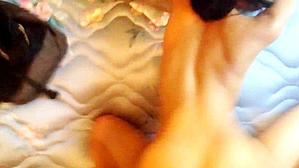 Ему вводят фаллоимитатор, и ей это нравится