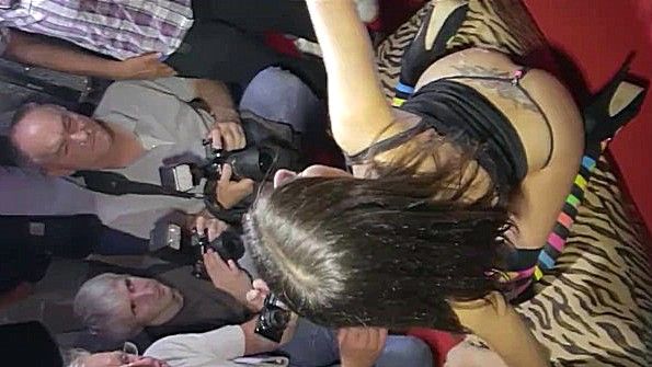 Старик уговорил этого парня переспать с его молодой женой