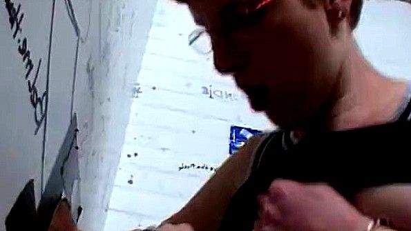 Чернокожая женщина стонет от секса в постели