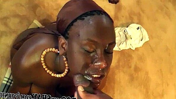 Мужчина активно трахает зрелую женщину своим длинным членом