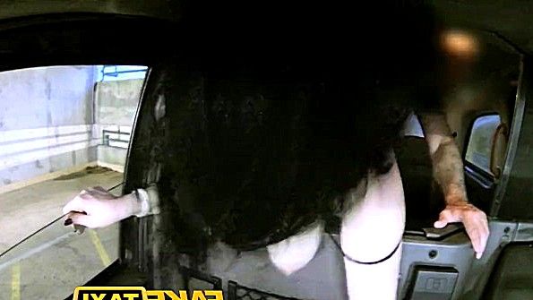 Молодая женщина доводит себя до оргазма