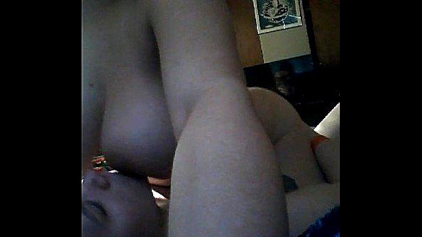 Девушка раздевается у окна