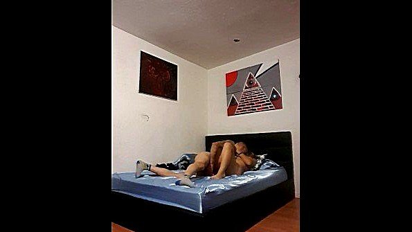 Жена использует вибратор и испытывает сильное удовольствие