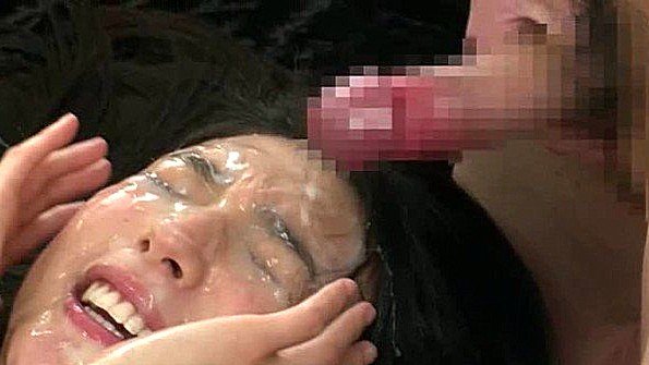 Чернокожая милф яростно мастурбирует в постели