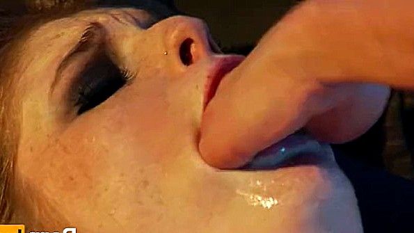 Она показала подруге нижнее белье и чулки и начала настойчиво их выпрашивать