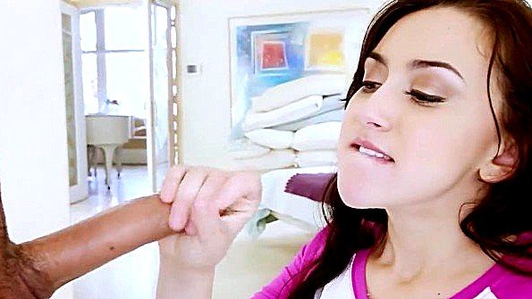 Блондинка трахнет парня в задницу