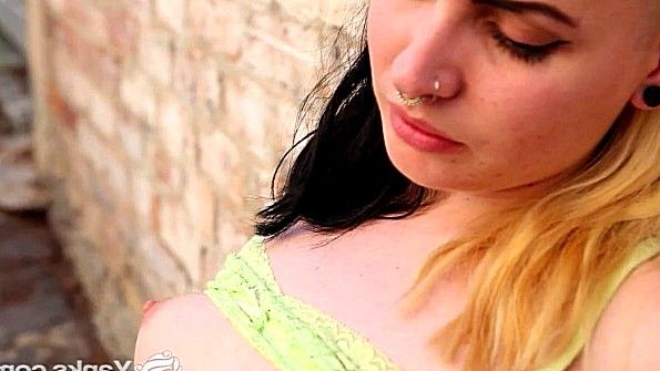 Она смазала ягодицы маслом и занялась анальным сексом