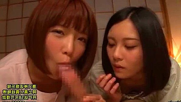 Девушка готова к сексу в машине на публике