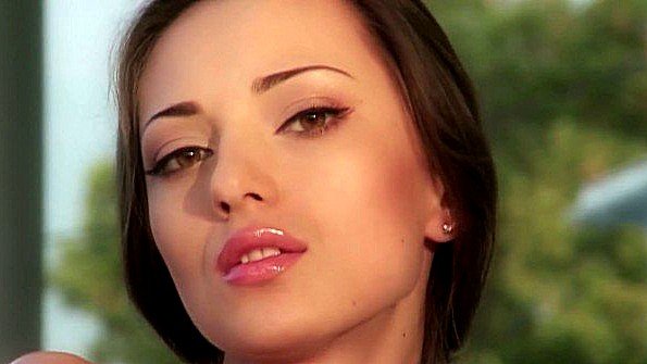 Девичий флирт перерос в бурный секс