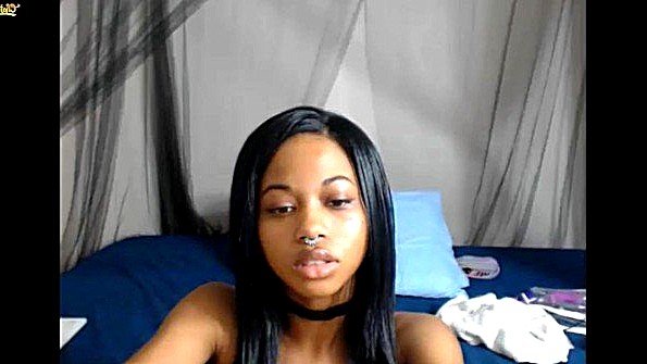 Парень засунул кулак девушке во влагалище