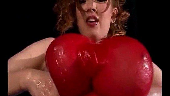 Он раздевает рабыню в клетке и использует для этого игрушку