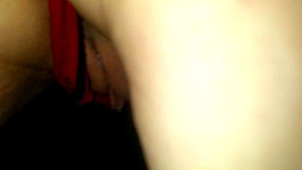 Беременная женщина раздевается и мастурбирует