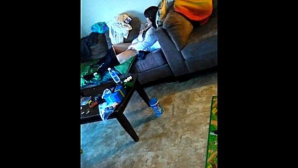 Две девушки публично используют вибратор