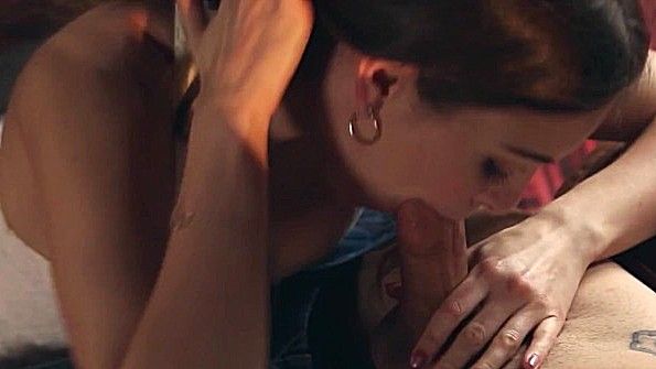 Невероятная блондинка делает нежный минет