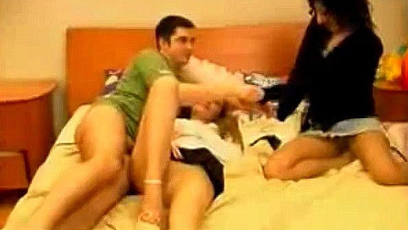 Настойчивый парень уговорил брюнетку заняться с ним анальным сексом