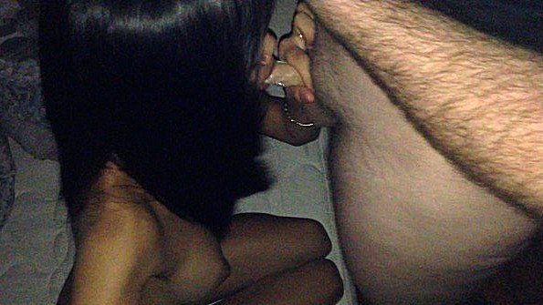 Возбужденная девушка получает анальный секс от старика